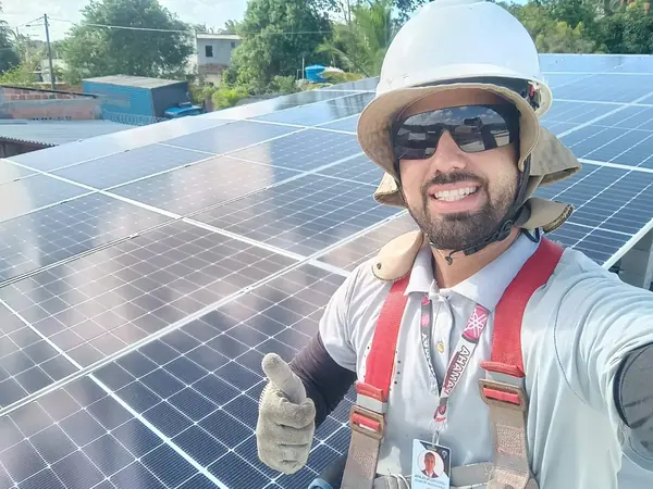 Placas de energia solar instaladas pela Elétrica Olaya em telhado